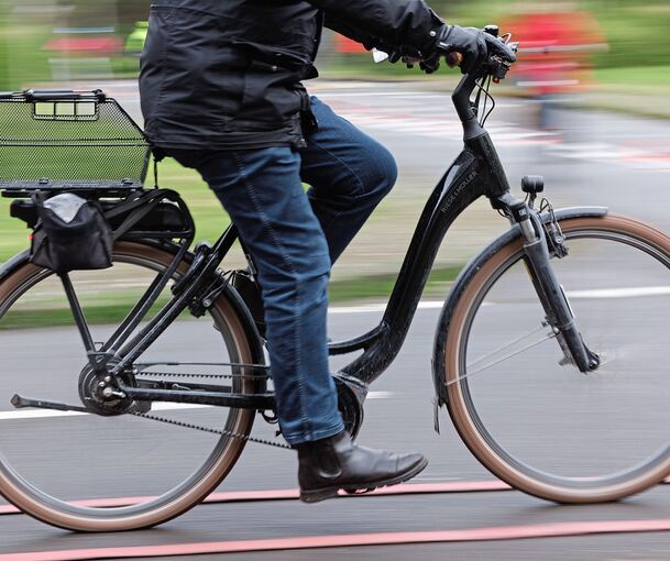 Eine Pedelec-Fahrerin ist bei einem Unfall schwer verletzt worden. Eine Pedelec-Fahrerin ist bei einem Unfall schwer verletzt worden.
