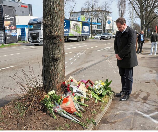 Ludwigsburgs Oberbürgermeister Matthias Knecht legt am Mittag in der Schwieberdinger Straße Blumen nieder. An der Stelle wurde der Wagen der zwei jungen Frauen eingeklemmt, die noch vor Ort starben.