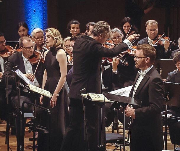 Unermesslichkeit und Farbigkeit: Das SWR Symphonieorchester und Solisten beim Konzert in der Liederhalle.