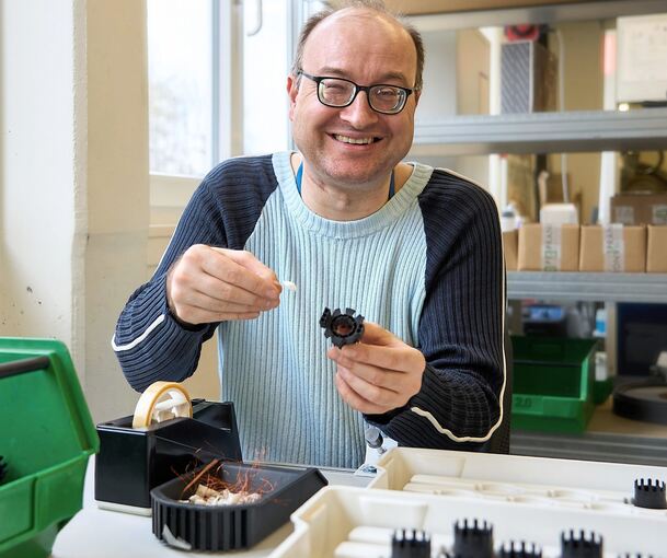 Jörg Thiele mit einem Thermoschalter in der Hand.