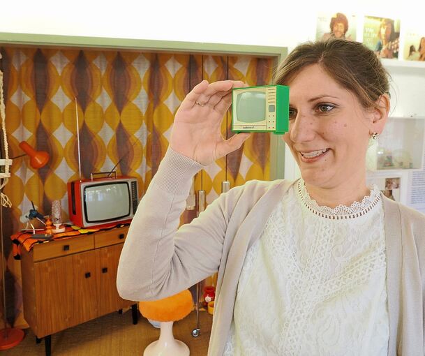 Miriam Ecker mit einem „Gucki-Klick-Fernseher“ mit alten Aufnahmen aus dem Korntal-Münchingen der Anfangszeit. Im Heimatmuseum können die Spielzeuge nicht nur ausprobiert werden, sondern auch gekauft.