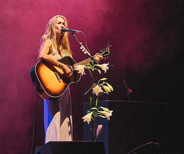 Ihr souveränes Fingerstyle-Picking trägt ihre Vocals mühelos: Heather Nova beim Auftritt im Scala.