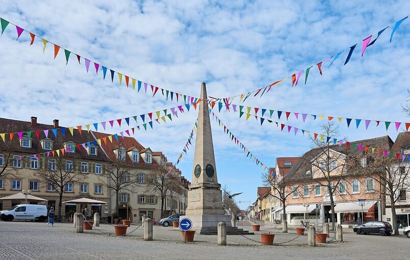 Auch die bunten Wimpel, vor zwei Jahren mit dem Pop-up-Programm Innenstadt von Ohne Plapla und Hofapotheke aufgehängt, hübschen den Holzmarkt wieder auf.