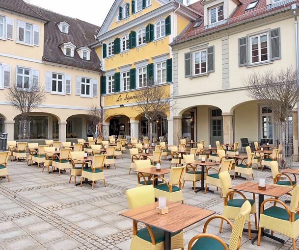 Ein untrügliches Zeichen des Frühlings ist es, wenn bei Signora Moro die Terrasse eröffnet wird und die Tische auf Wanderung über den Marktplatz gehen. Die hier haben einen großen Freiheitsdrang.