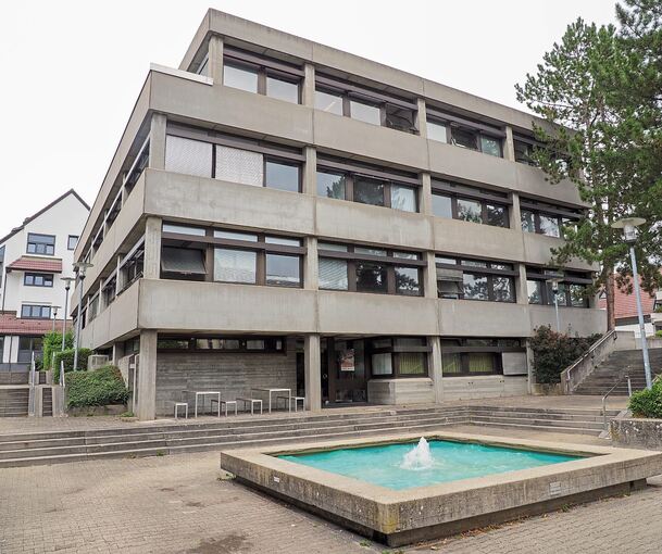 Im Möglinger Rathaus sind zahlreiche Stellen nicht besetzt. Deshalb zahlt die Gemeinde Mitarbeitern mit Doppelaufgaben Zulagen.