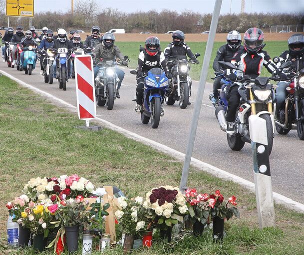 Trauerkorso von Löchgau nach Metterzimmern: Im März kommt hier ein 19 Jahre alter Motorradfahrer ums Leben.
