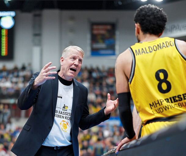 John Patrick (links) in seinem wohl letzten Spiel als Riesen-Trainer im Austausch mit Hunter Maldonado.