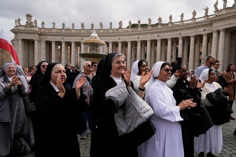 Papst verlässt nach fünf Wochen das Krankenhaus Papst verlässt nach fünf Wochen das Krankenhaus
