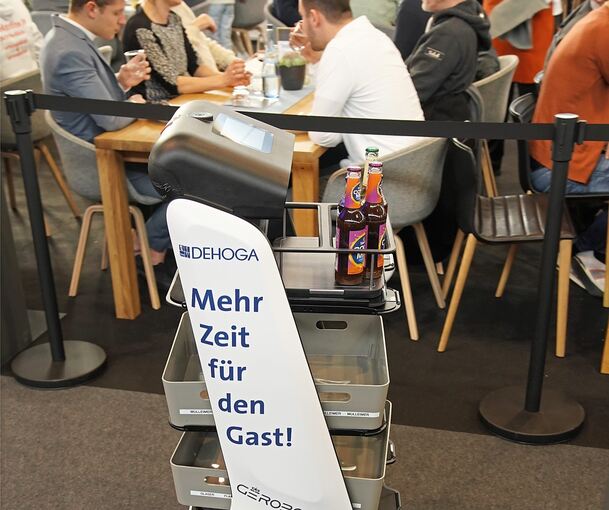 So könnte die Zukunft in der Gastronomie aussehen: Ein Service-Roboter macht sich bei der Fachmesse Intergastra (2024) in Stuttgart am Stand des Dehoga Baden-Württemberg nützlich. Auch an der Dehoga-Akademie in Bad Überkingen sind schon Roboter im Ei