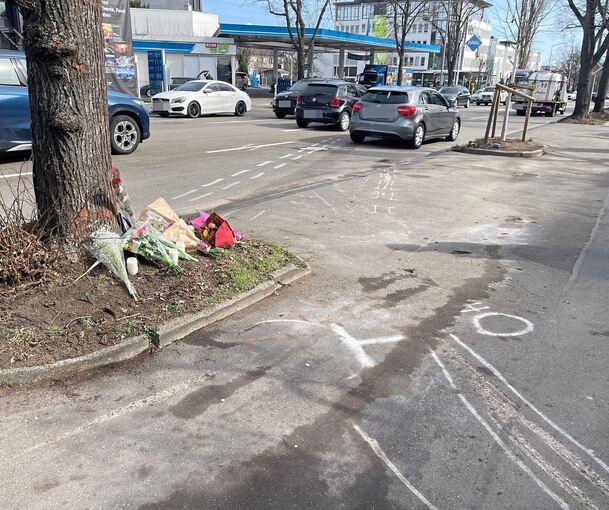 Am Morgen nach dem Unfall liegen bereits erste Blumen an der Unfallstelle in der Schwieberdinger Straße.