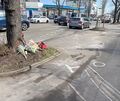 Am Morgen nach dem Unfall liegen bereits erste Blumen an der Unfallstelle in der Schwieberdinger Straße.
