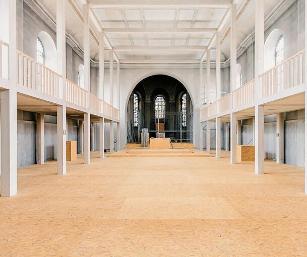 Die Leere des Kirchenraums der Dreieinigkeitskirche gibt Pfarrer Alois Krist Raum für Interpretationen.