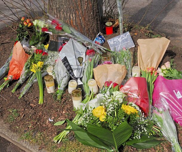 Am Unfallort in der Schwieberdinger Straße liegen Blumen.