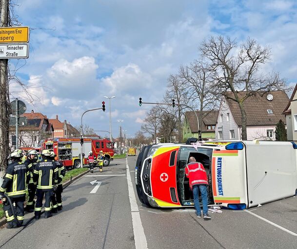Der Rettungswagen kippte durch die Kollision um. Foto: Holm Wolschendorf