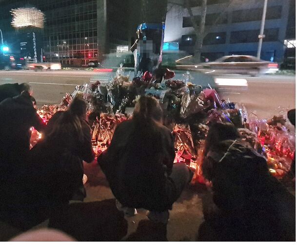 Die Kerzen dürfen nicht verlöschen: An der Unfallstelle, wo die zwei Frauen am Donnerstag in ihrem Auto starben, wird um 20 Uhr, dem Zeitpunkt des Unfalls, die Trauer geteilt.