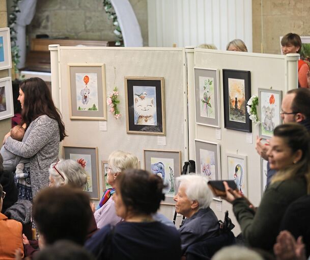 Gespannt verfolgen die Besucher die Eröffnung der Ausstellung im Rathaus, in der unter anderem viele Tiermotive zu sehen sind.