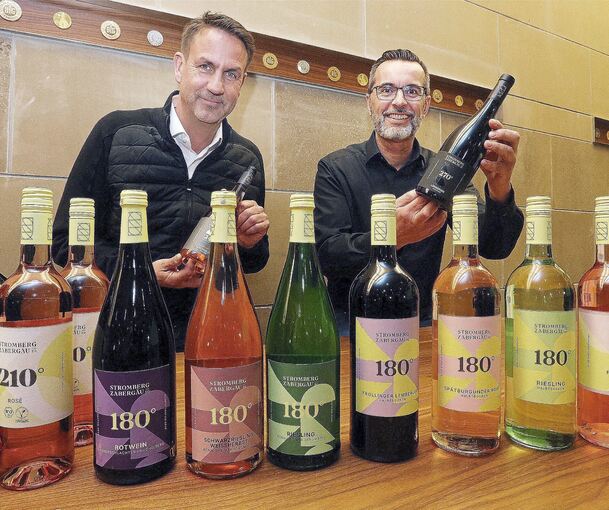 Geschäftsführer Bernd Kost (links) und Vorstandsvorsitzender Jürgen Conz mit der neuen Aufmachung der Weinflaschen. Die Zahlen auf den Etiketten weisen auf den Sonnenstand und somit auf die Wertigkeit der Weine hin.