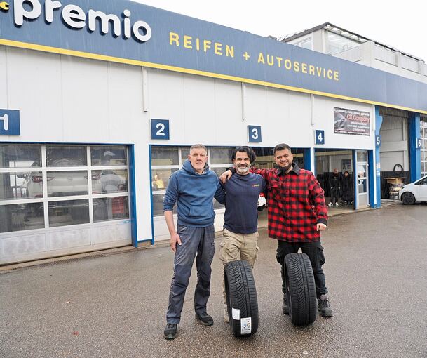 Gruppenfoto in Pflugfelden: Die Mitarbeiter (von links) Artur Klass und Carwan Khuder mit Chef Sherzard Sharif. Auf dem Foto fehlt Mitarbeiter Thomas Brankatschk
