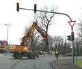 Baumfällen in Sekundenschnelle. An der Kreuzung Stuttgarter Straße/Weidengasse in Freiberg wird ein gefällter Baum abtransportiert.