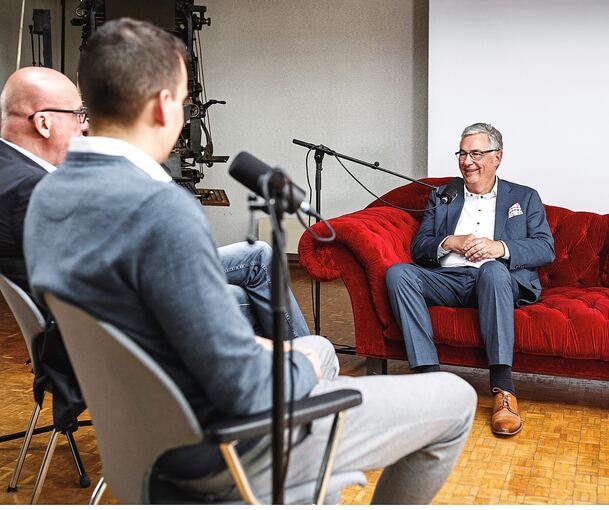 Der VfB-Präsident Dietmar Allgaier im Gespräch mit Sportredakteur Philipp Böhl und dem stellvertretenden Chefredakteur Stephan Wolf.