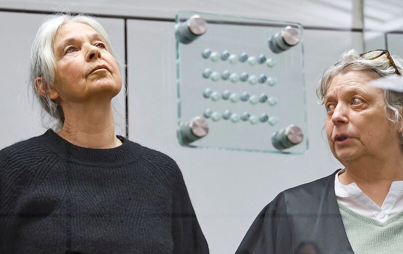 Daniela Klette (l) steht im Oberlandesgericht Celle im Gerichtssaal neben ihrer Rechtsanwältin Undine Weyers.