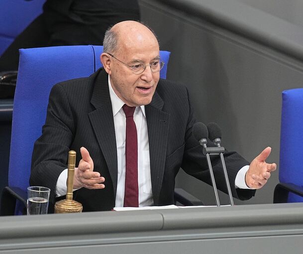 Gregor Gysi eröffnet die konstituierende Sitzung des neuen Bundestags: Der 77-jährige Linken-Politiker ist neuer Alterspräsident im Parlament.