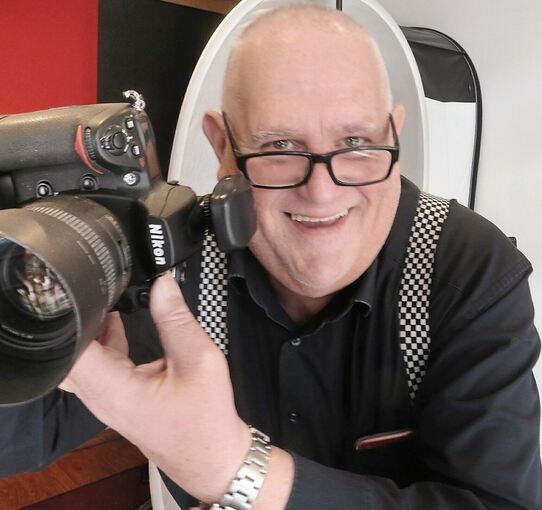 Jörg Schäfer, der letzte professionelle Porträtfotograf in Bietigheim. Er schließt sein Studio Ende des Monats.