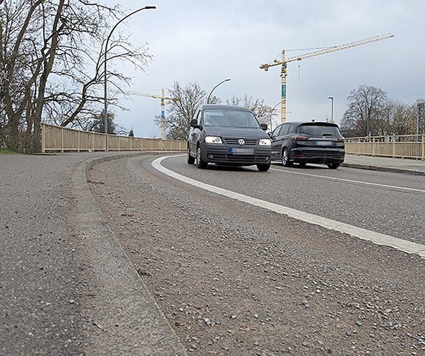 Wer für die gefährlichen Steinchen auf der Löchgauer Straße verantwortlich ist, lässt sich nicht eindeutig klären. Mittlerweile sind sie beseitigt.