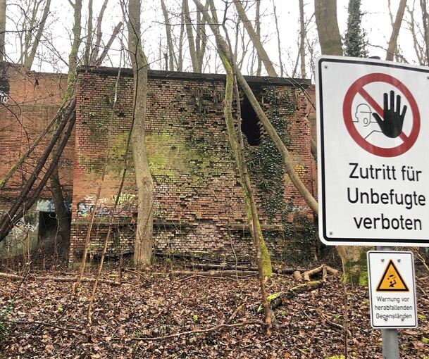 Herausbröckelndes Mauerwerk, Krater und Mulden: Die ehemaligen Schießanlagen im Asperger Osterholzwald sollen bald abgebrochen werden.
