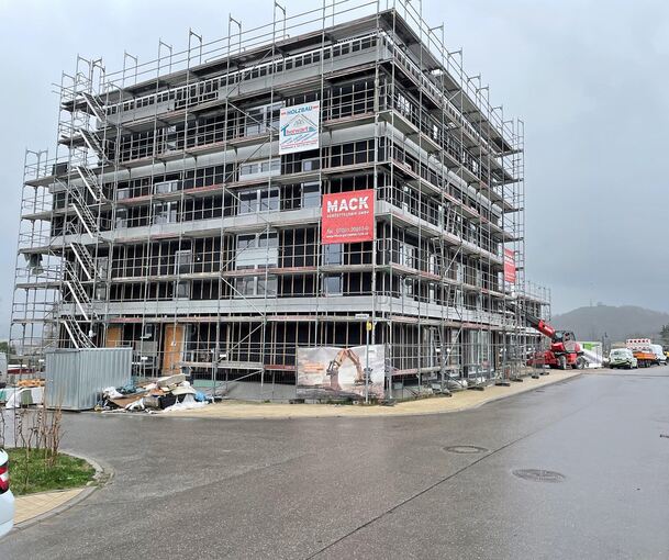 Das kommunale Gebäude mit Kita in den unteren beiden Stockwerken, Wohnungen und Demenz-WG in Korntal-West hat seine finale Höhe erreicht, im Herbst sollen die Kinder einziehen.