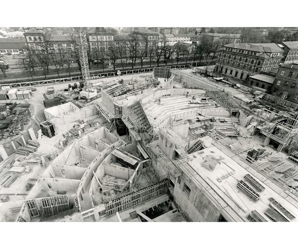 1985: Das Forum im Rohbau. Rechts oben ist der Theatersaal mit aufsteigender Zuschauertribüne zu erkennen, links der Bürgersaal. Rechts ist die Bäckereikaserne (heute Hotel Nestor).