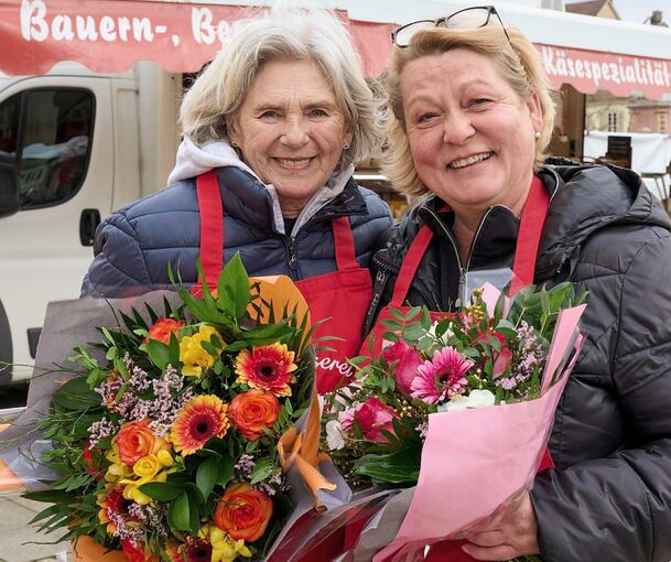 Margarete Aßmann (links) gibt ihren Käsestand auf dem Ludwigsburger Wochenmarkt auf. Das Bild zeigt sie mit Mitarbeiterin Rosi Allmendinger.