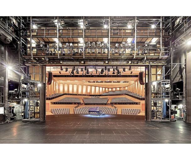 Seltener Einblick: Die Bühne im Theatersaal. Die extrem aufwendige Technik ist nur in Teilen zu sehen.