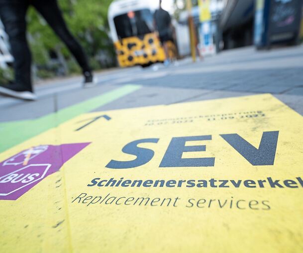 Ein Aufkleber weist in der Nähe der S-Bahn-Haltestelle Schwabstraße in Stuttgart auf Schienenersatzverkehr hin: Für viele Pendler wird das auch 2025 und 2026 zum Alltag gehören.