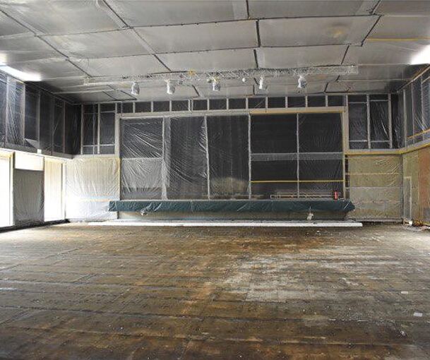 So nackt sieht das Innere der Halle derzeit aus: Die Wandverkleidung aus Holz wurde abgenommen, eine Folie zum Schutz angebracht und der Bodenbelag ausgebaut.