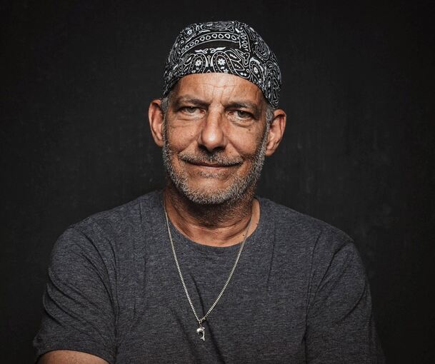 Sergio Bambaren kommt zum 30-jährigen Jubiläum seines Bestsellers „Der träumende Delphin“ und mit der aktuellen Fortsetzung „Der träumende Delphin und die Geheimnisse des Ozeans“ am 5. April nach Ludwigsburg.