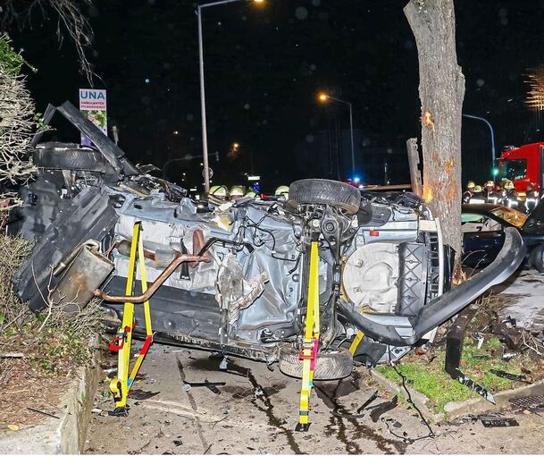Das völlig zerstörte Auto, in dem die beiden jungen Frauen getötet wurden.