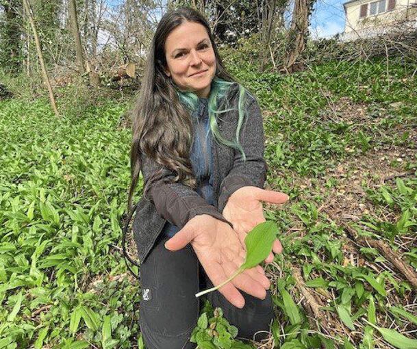 Anamaria Zube-Pop inmitten von Bärlauch. Das Pflücken ist zwar erlaubt, aber nur in haushaltsüblicher Menge.