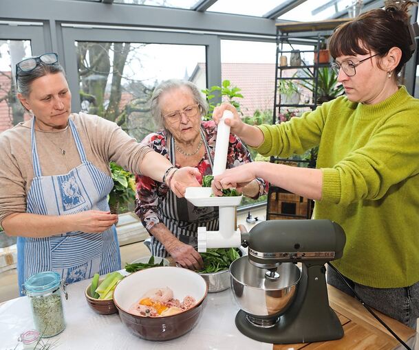 Familientradition vor Ostern: Drei Generationen bereiten Maultaschen zu. Gabi Dumele, Rosemarie Held und Anna-Maria Held (von links) kochen gemeinsam.