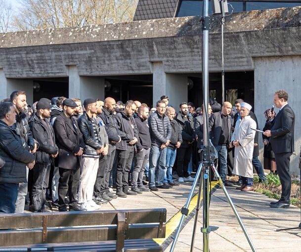 Imam Enes Fidan gestaltet die Trauerfeier, Oberbürgermeister Matthias Knecht bekundet die Solidarität der Stadt Ludwigsburg mit den Familien der getöteten Frauen.