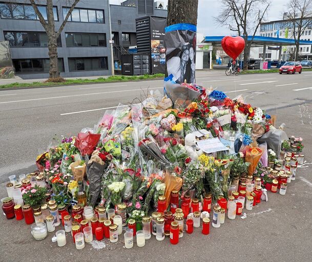 Blumenmeer an der Schwieberdinger Straße. Hier sind die beiden jungen Frauen in ihrem Auto gestorben.