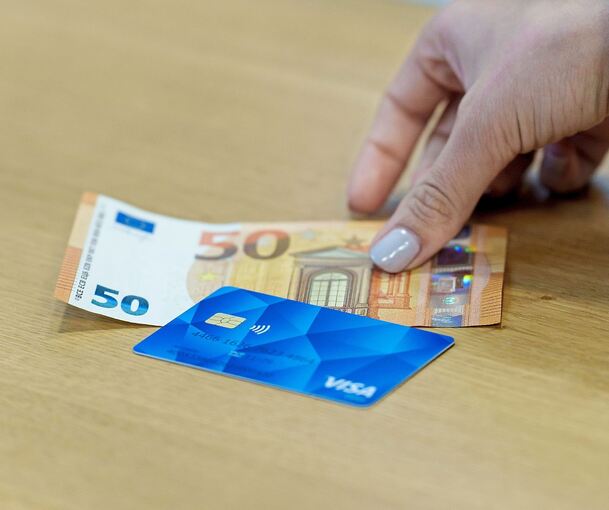 Mittlerweile Praxis im Kreis Ludwigsburg: Bezahlkarten für Flüchtlinge. 50 Euro im Monat können pro Person bar abgehoben werden.