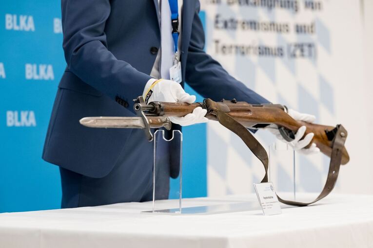 Landeskriminalamt Bayern zeigt Tatwaffe