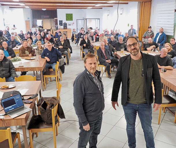 Wie geht es bei Feintool weiter? Im Sachsenheimer Restaurant Hasenheim diskutieren das Beschäftigte unter anderem mit Markus Linnow (rechts), Gewerkschaftssekretär der IG Metall Ludwigsburg.