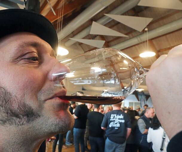 Bei der Kostprobe: einer der zahlreichen Besucher der Weinmesse.