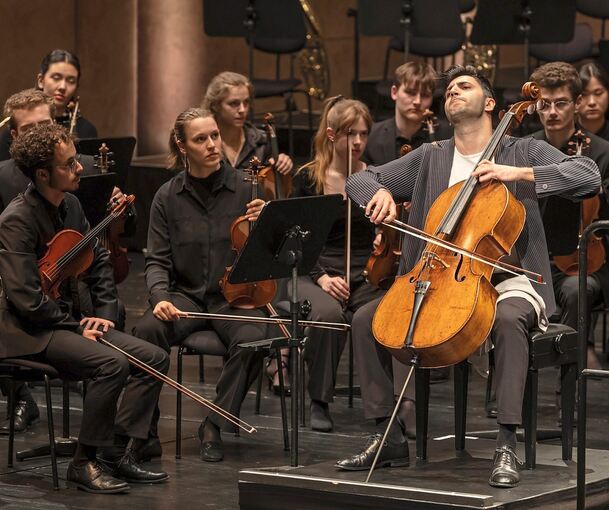 Kerniger, volumenreicher Ton: Der Cellist Kian Soltani beim KOnzert mit der Jungen Deutschen Philharmonie im Forum.