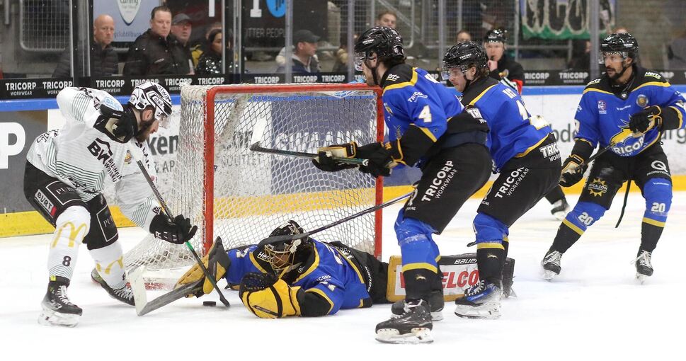 Während die Tilburg Trappers eine Bauchlandung hinlegen, machen Fedor Kolupaylo (links) und die Bietigheimer Offensive in den Niederlanden eine gute Figur.  Foto: Dirk Unverferth