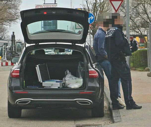 Am Samstagvormittag an der Ecke Schwieberdinger-/Wilhelm-Fein-Straße. An der Durchsuchung sind Beamte in Zivil und Uniform beteiligt.