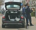 Am Samstagvormittag an der Ecke Schwieberdinger-/Wilhelm-Fein-Straße. An der Durchsuchung sind Beamte in Zivil und Uniform beteiligt.