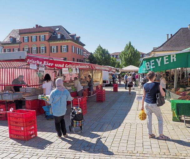 Beim Wochenmarkt, der derzeit auf dem Rathaushof stattfindet, wurde eine Geldkasse gestohlen (Symbolbild).
